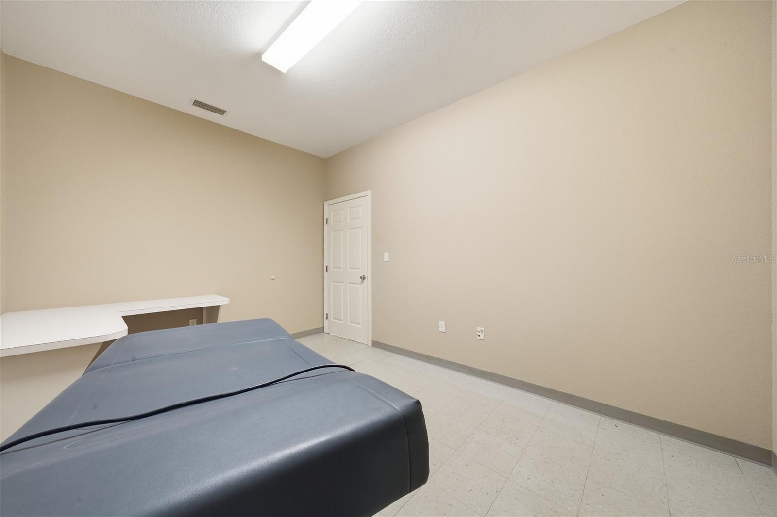 401 W Interlake Blvd Property Photo 15