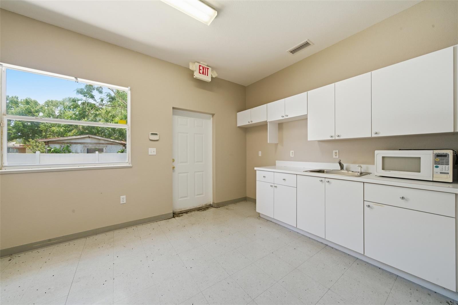 401 W Interlake Blvd Property Photo 17