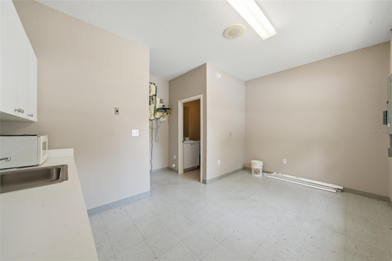 401 W Interlake Blvd Property Photo 18