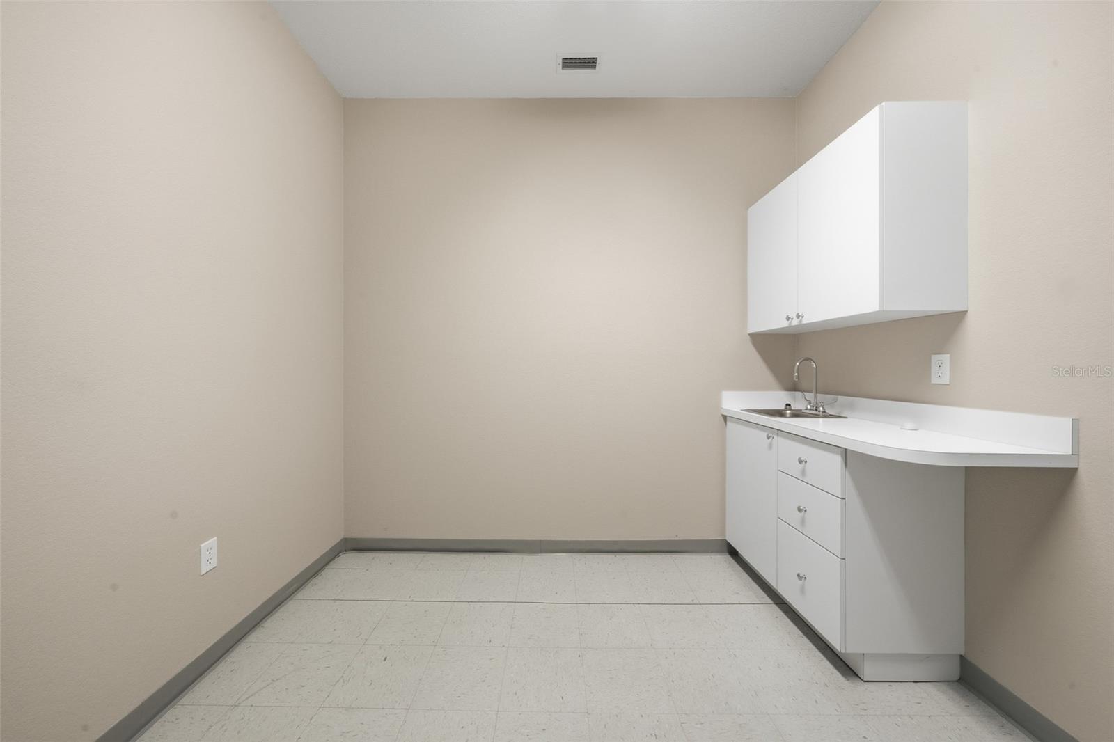 401 W Interlake Blvd Property Photo 26