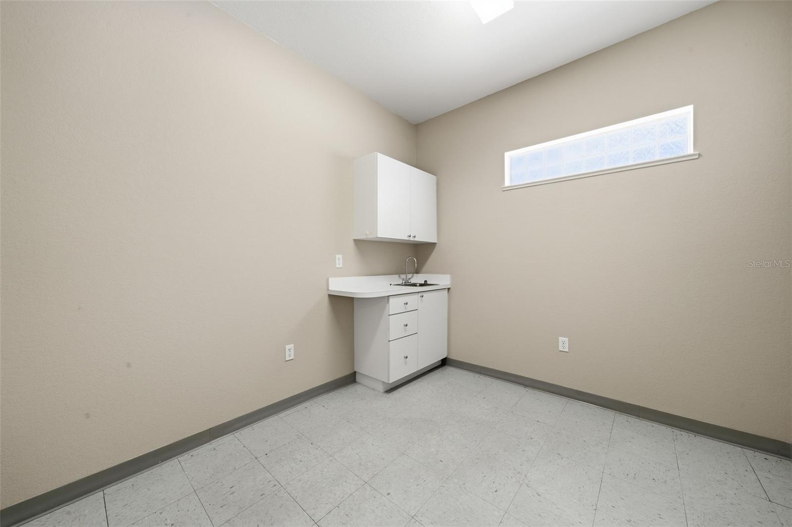 401 W Interlake Blvd Property Photo 28