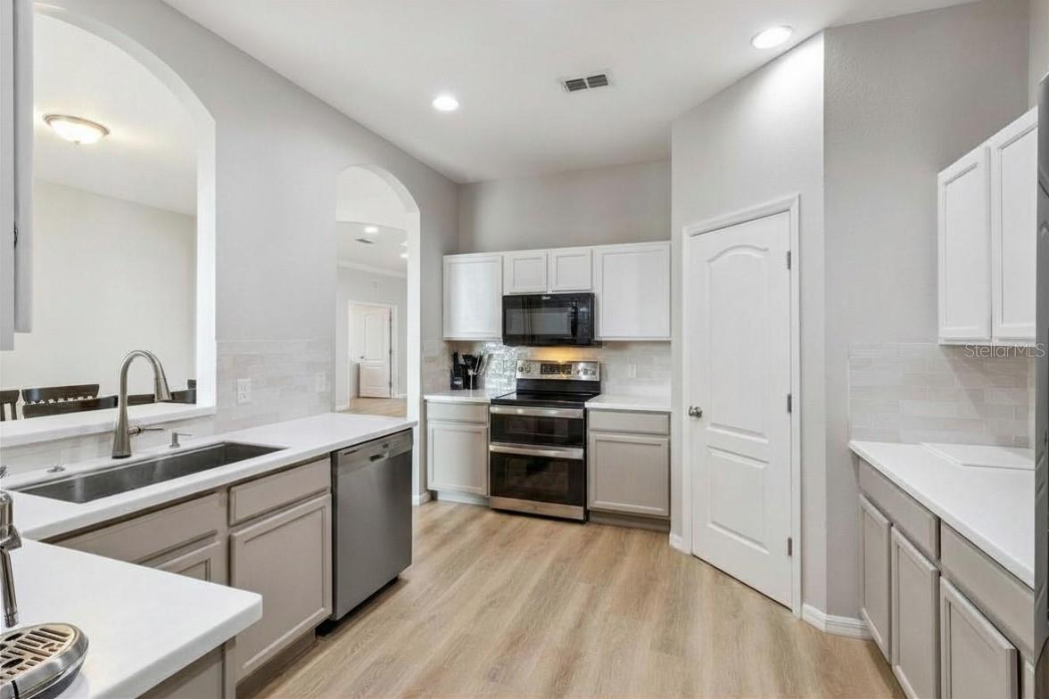 647 Chicago Way Property Photo 13