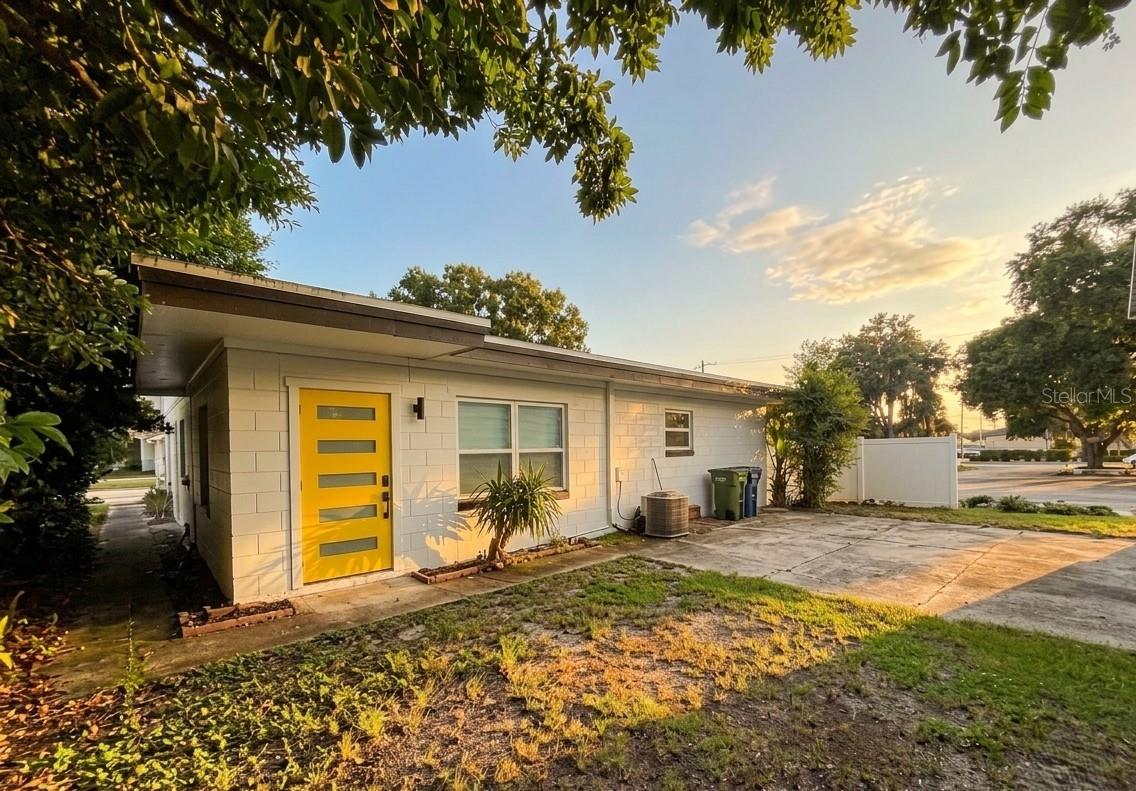 139 AVENUE D SW #B Property Photo 1