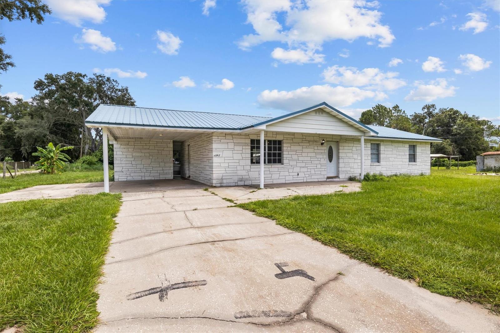 9545 State Road 33 N Property Photo 2