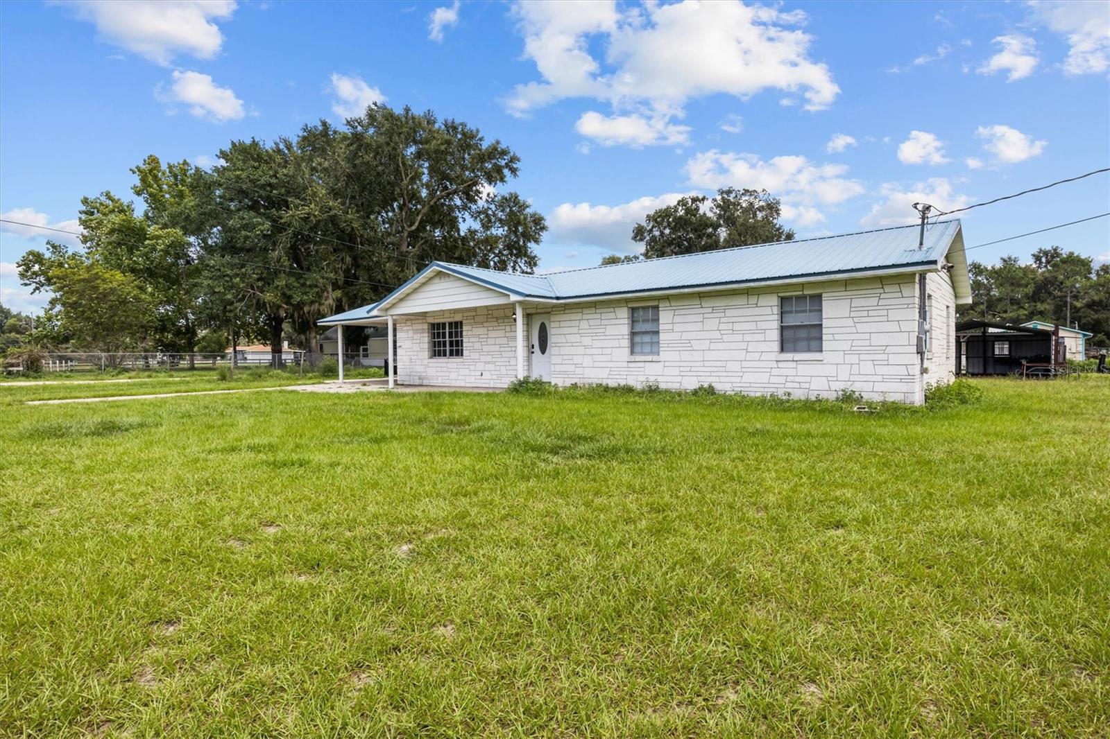 9545 State Road 33 N Property Photo 3