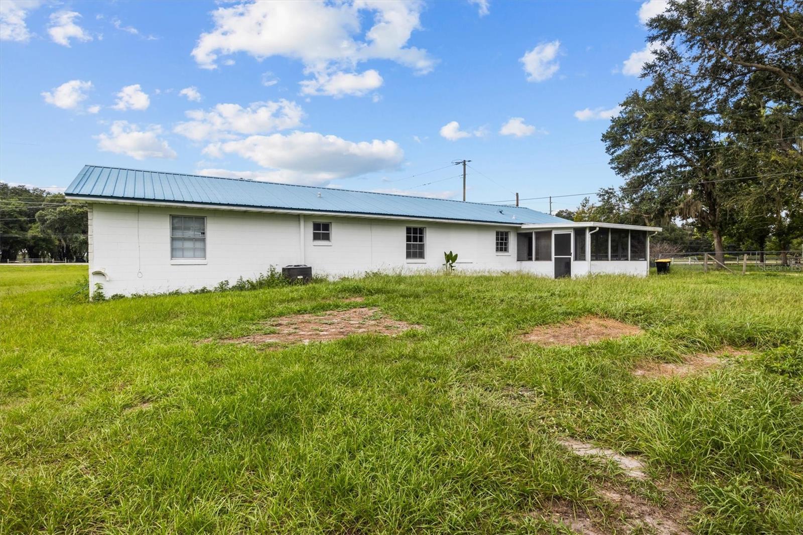 9545 State Road 33 N Property Photo 5