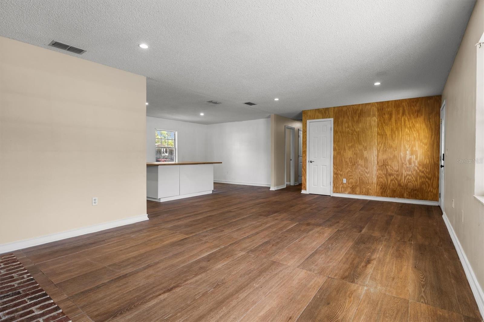 9545 State Road 33 N Property Photo 8
