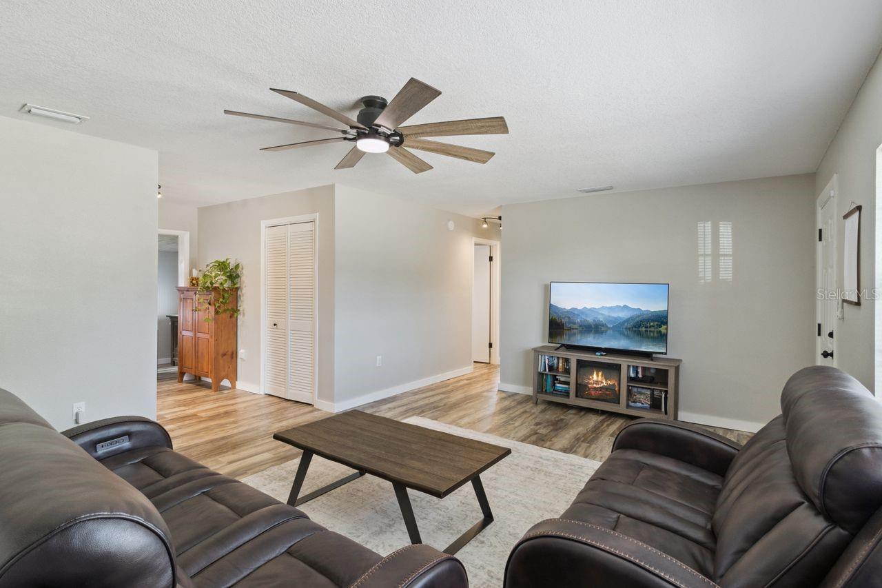 220 Aldo Dr Property Photo 4