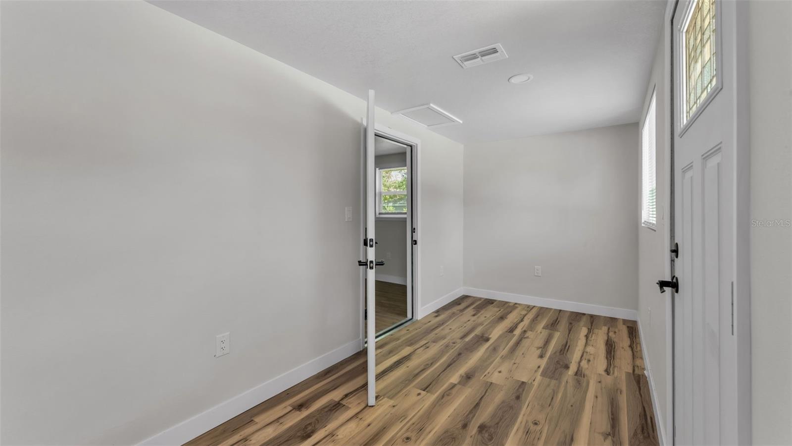 1060 E Stanford St Property Photo 6