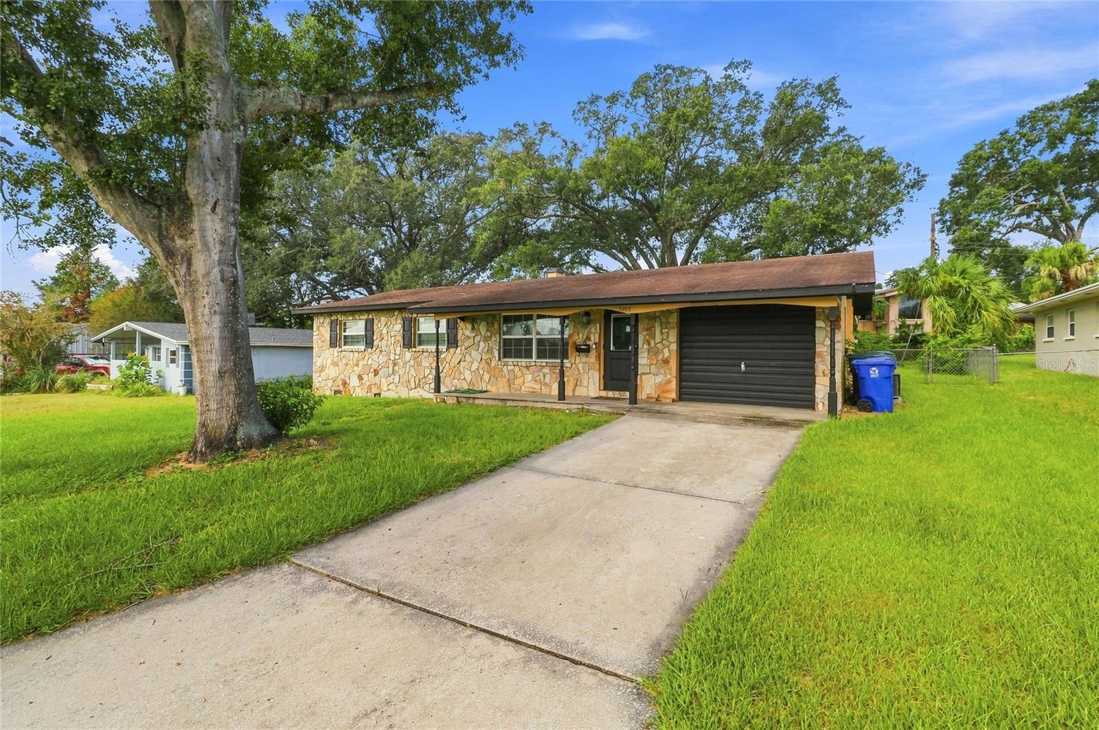 3203 Carleton Cir E Property Photo 3