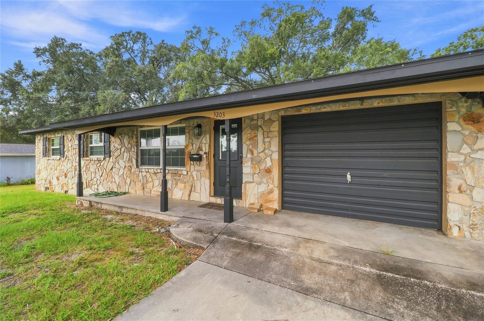 3203 Carleton Cir E Property Photo 5
