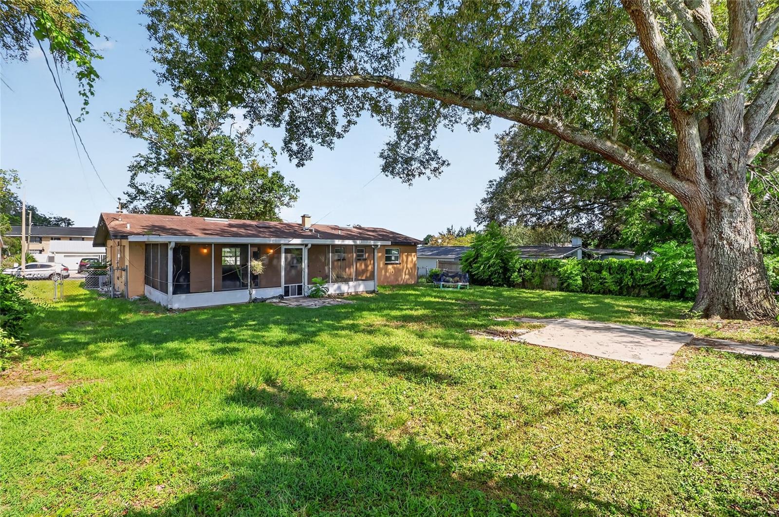 3203 Carleton Cir E Property Photo 6