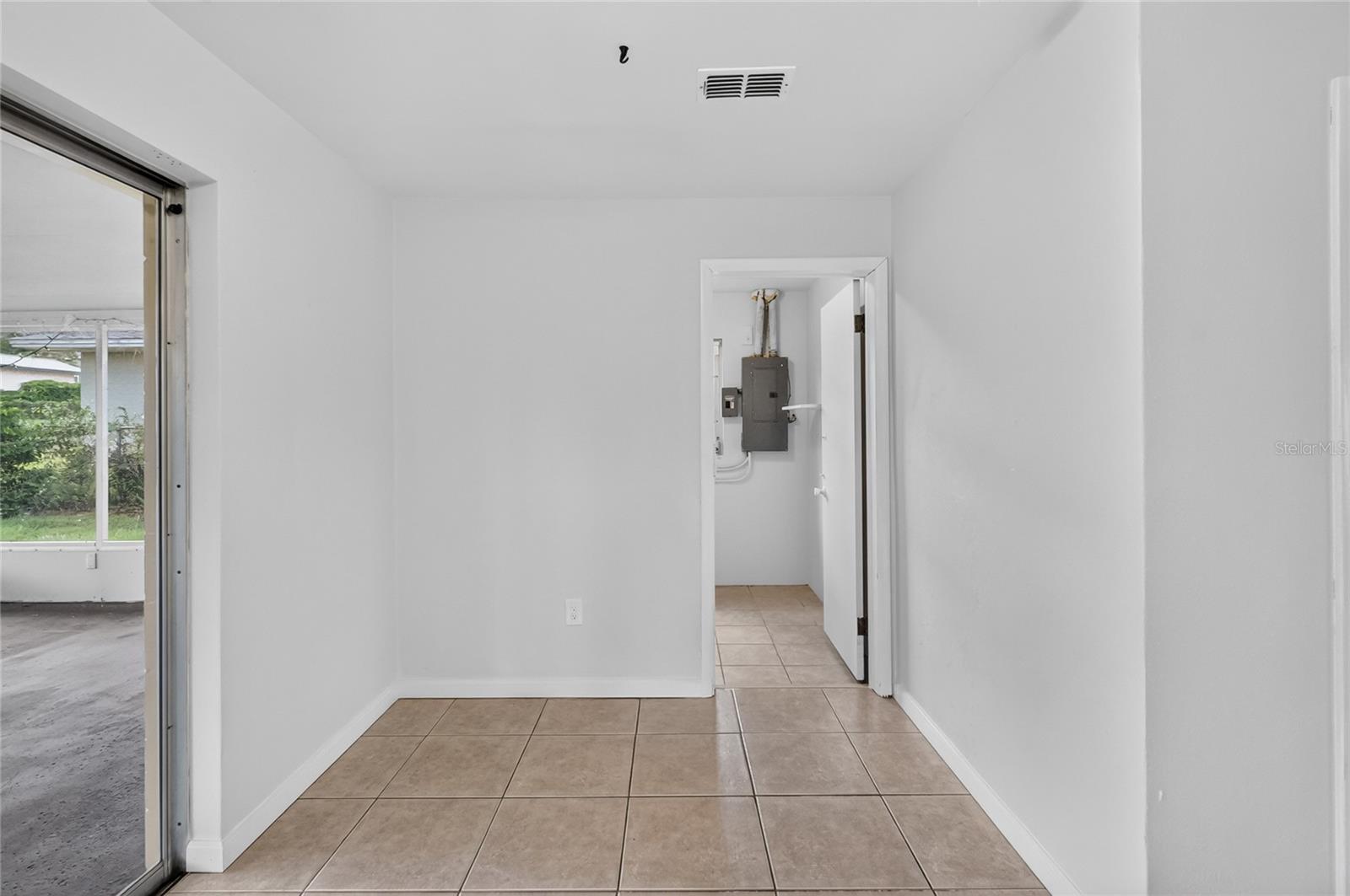 3203 Carleton Cir E Property Photo 12