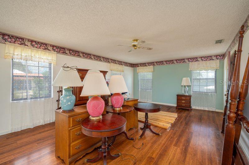 P4939683 Property Photo 16