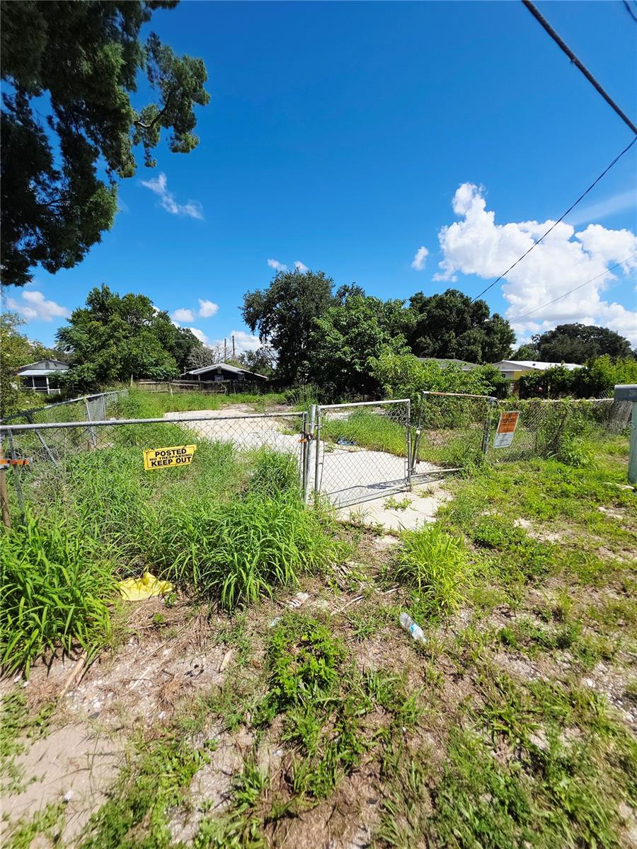 305 E Bridgers Ave Property Photo 1