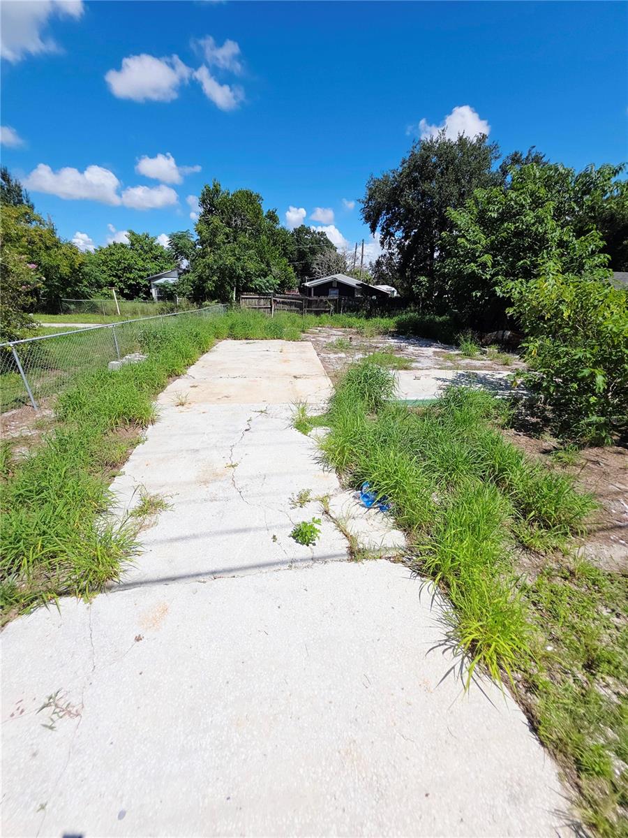 305 E Bridgers Ave Property Photo 3