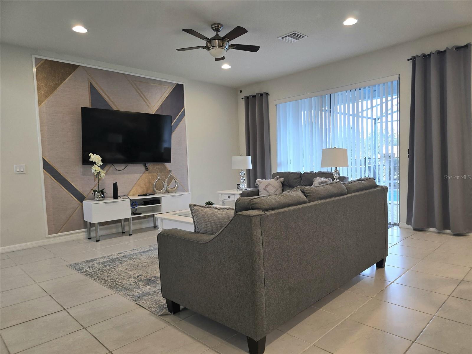 2462 Dubai St Property Photo 11