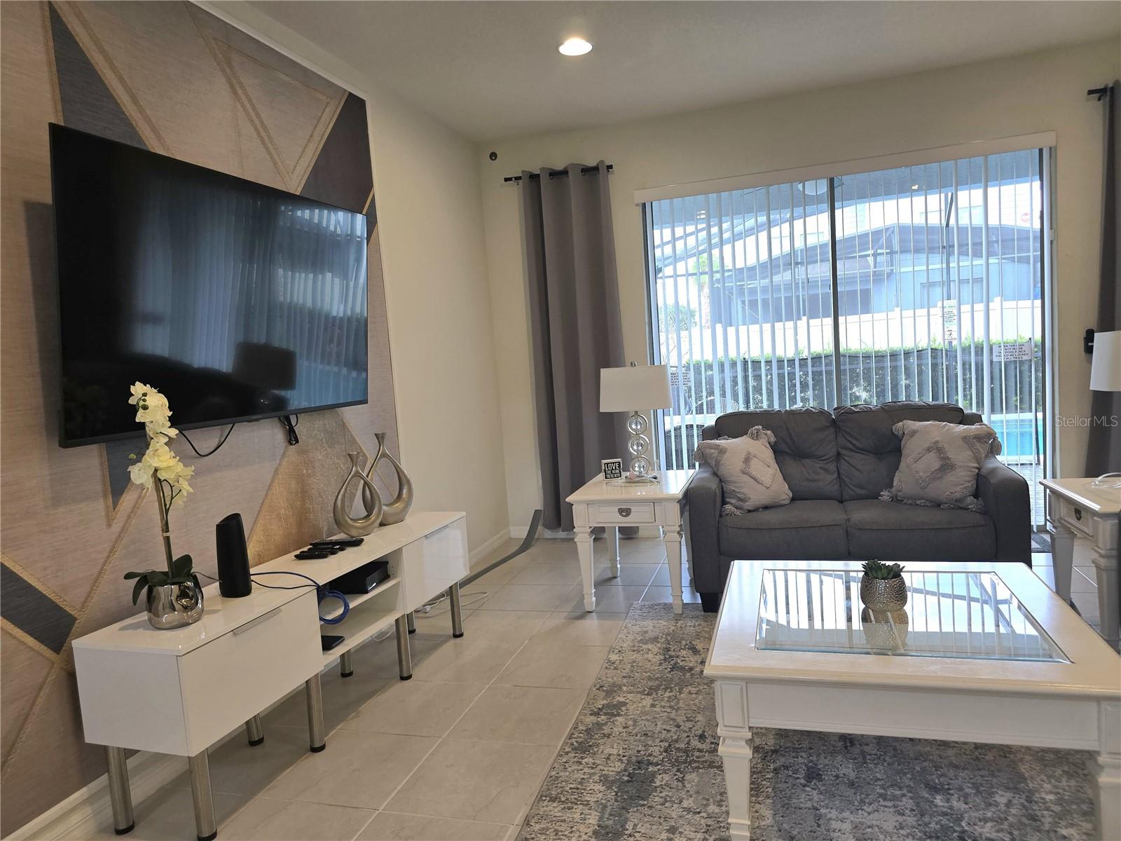 2462 Dubai St Property Photo 12