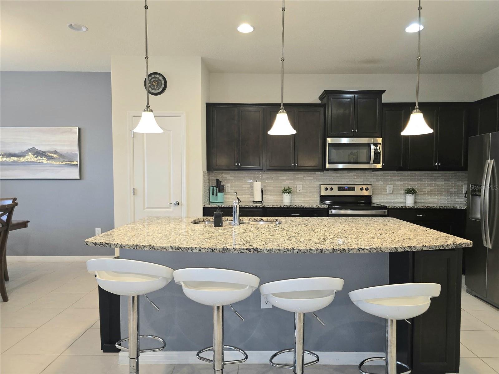 2462 Dubai St Property Photo 17