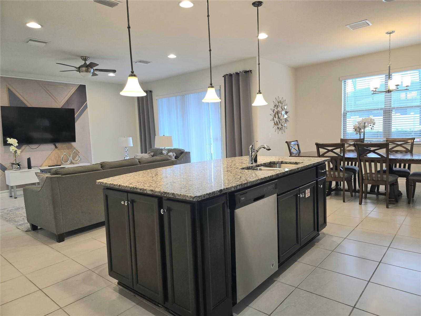 2462 Dubai St Property Photo 18