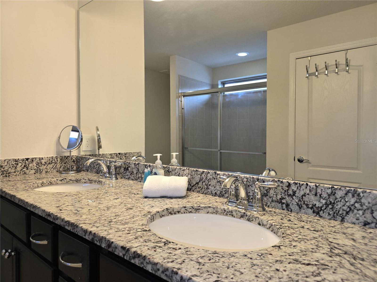 2462 Dubai St Property Photo 28
