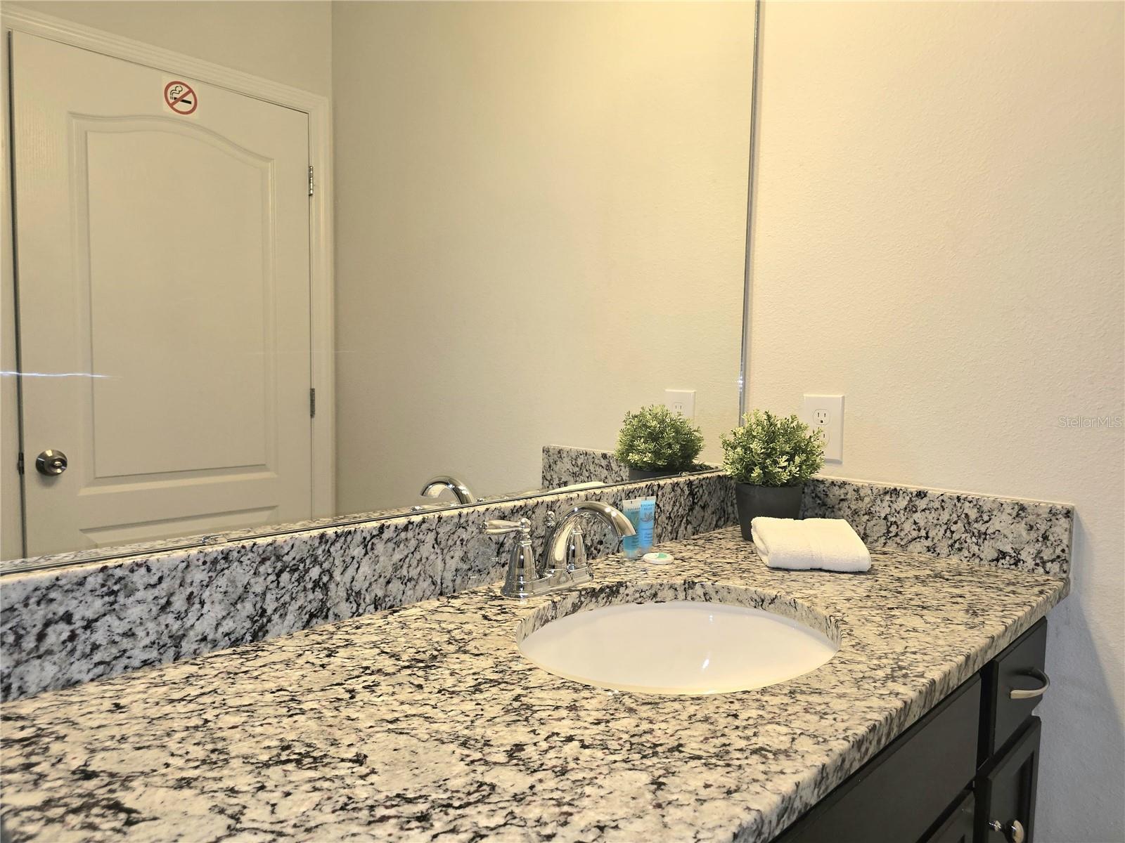 2462 Dubai St Property Photo 32