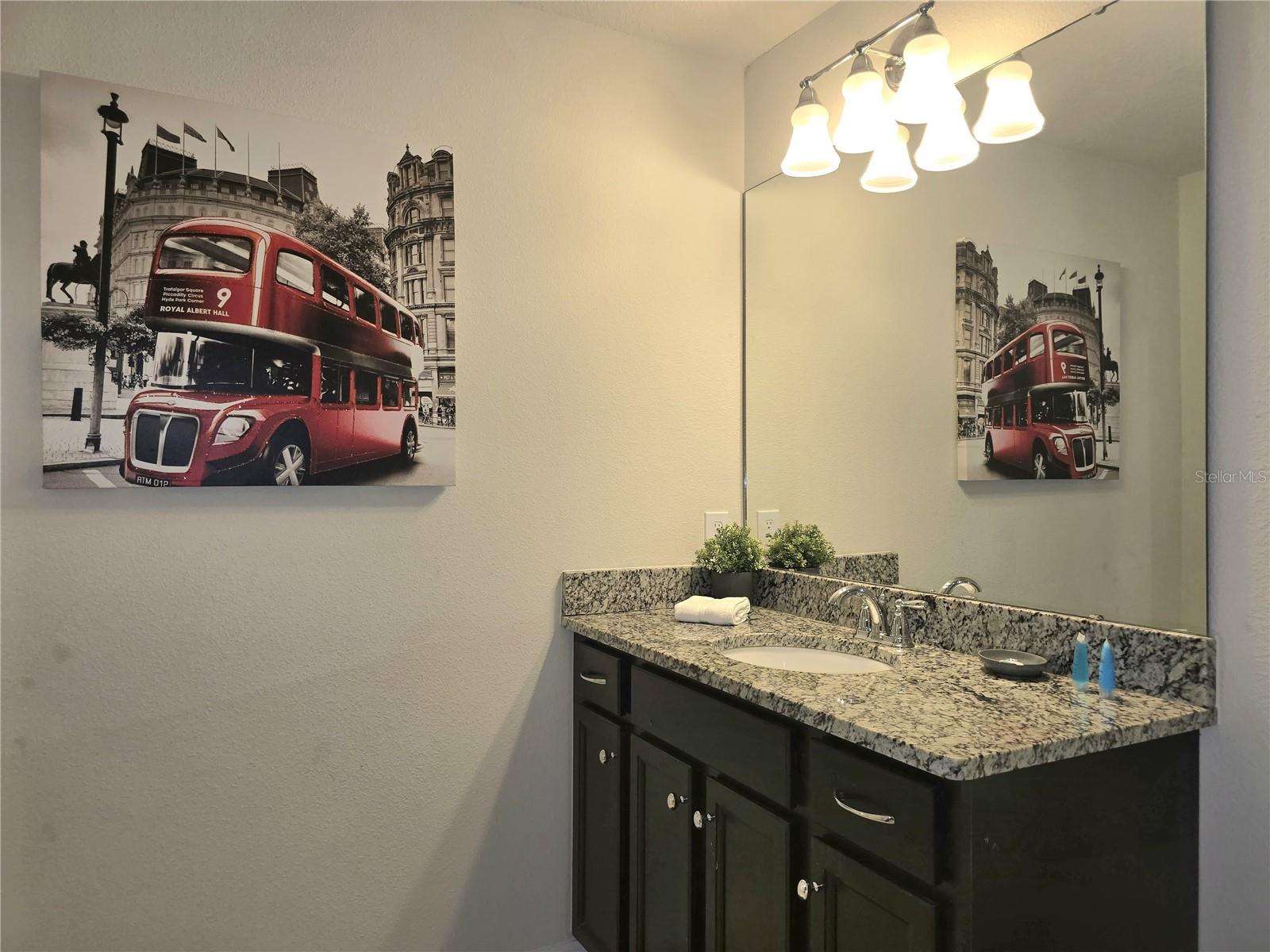 2462 Dubai St Property Photo 39
