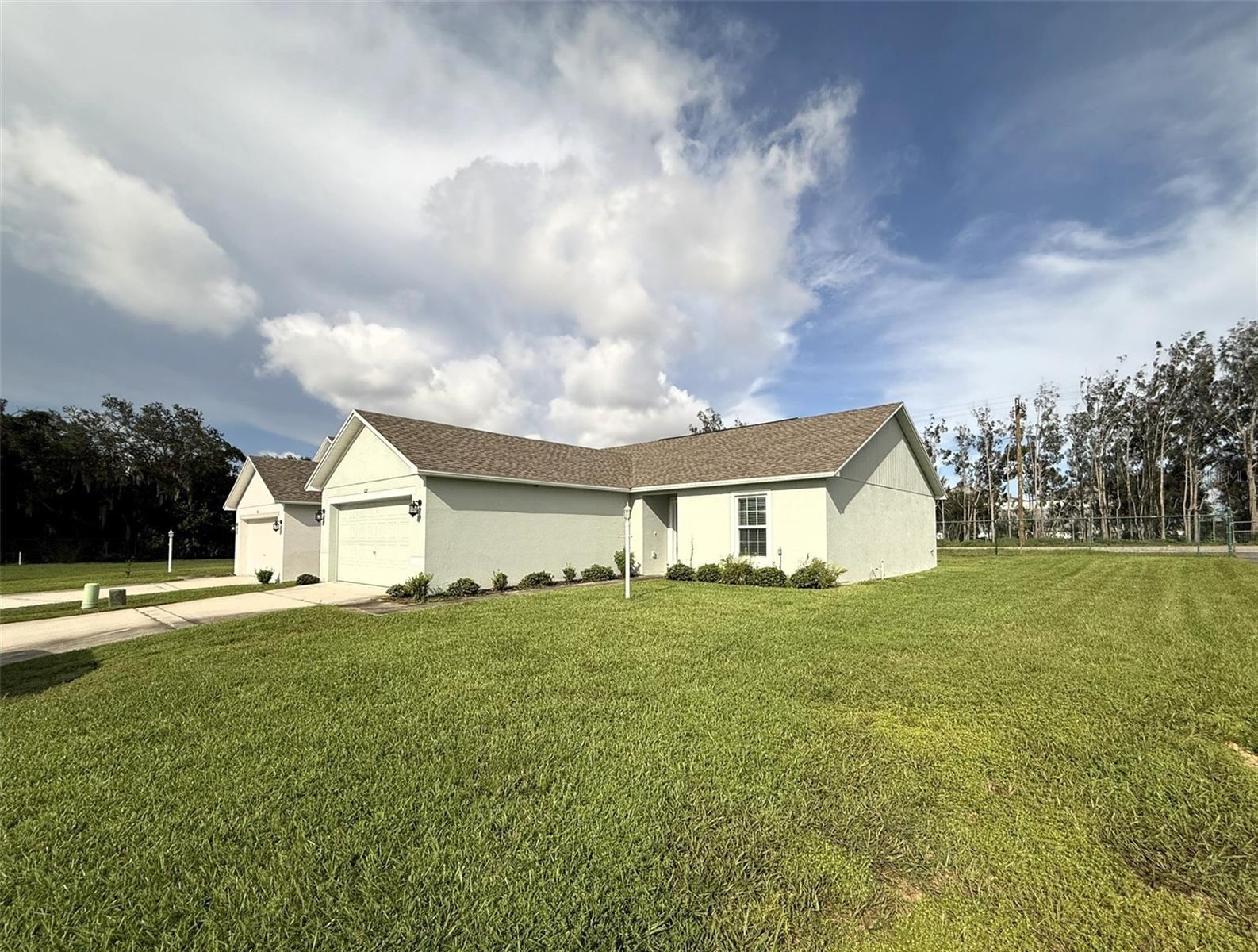 627 W Carey Ln Property Photo 3