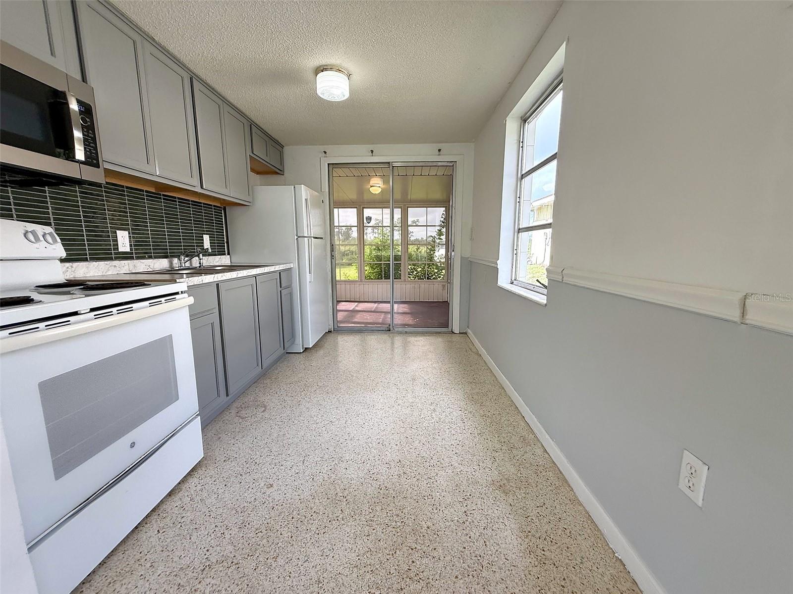 2619 Pompano Dr Property Photo 6