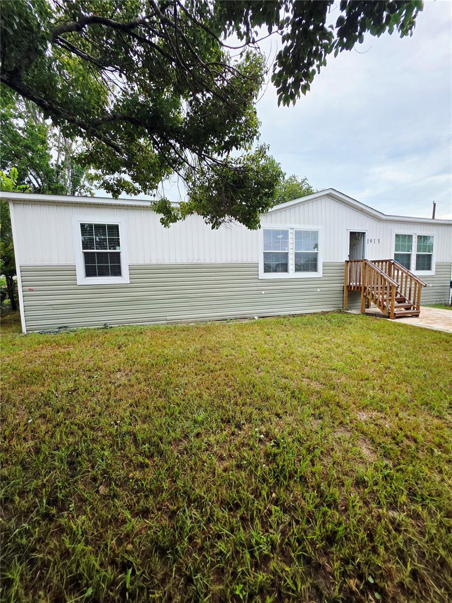 1913 Woodcrest Dr Property Photo 5