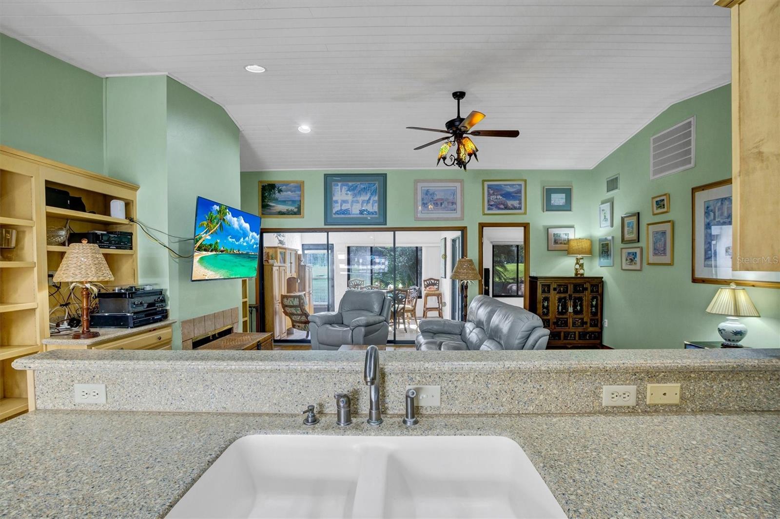 559 Clubhouse Dr Property Photo 14