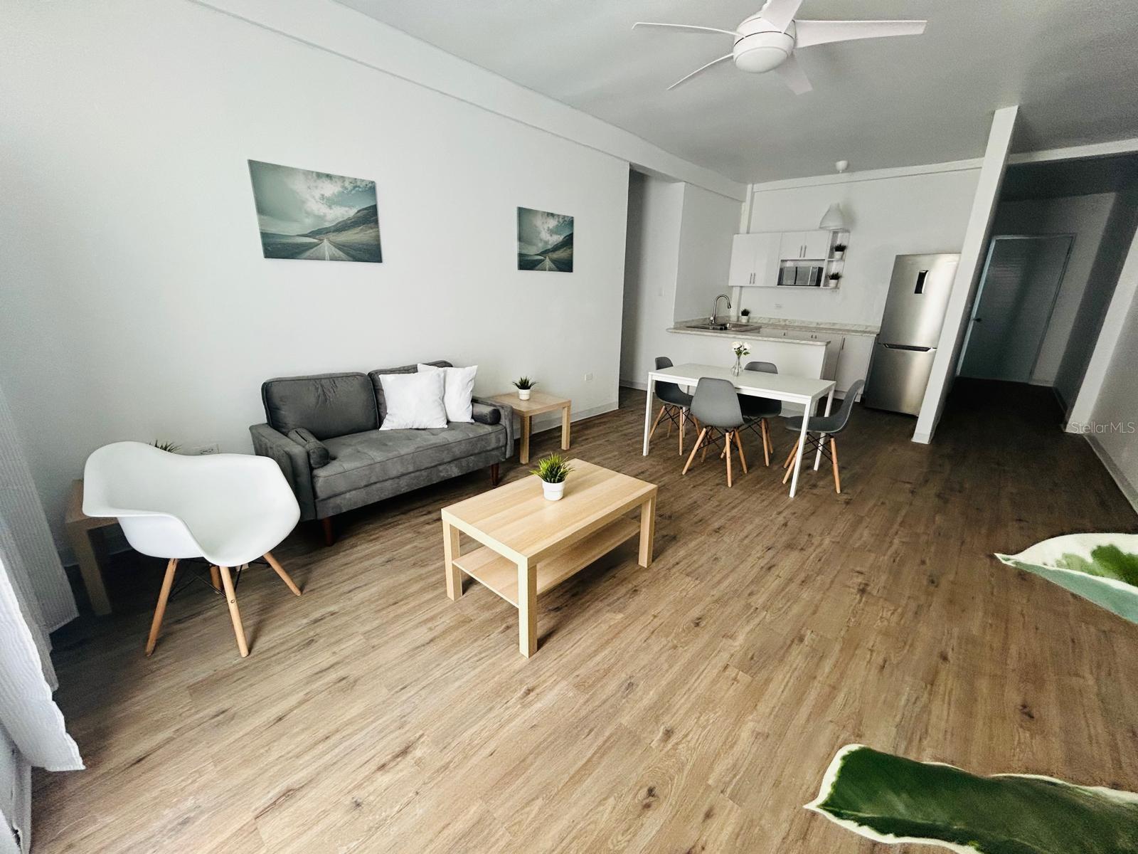 2844 Av. Roosevelt Property Photo