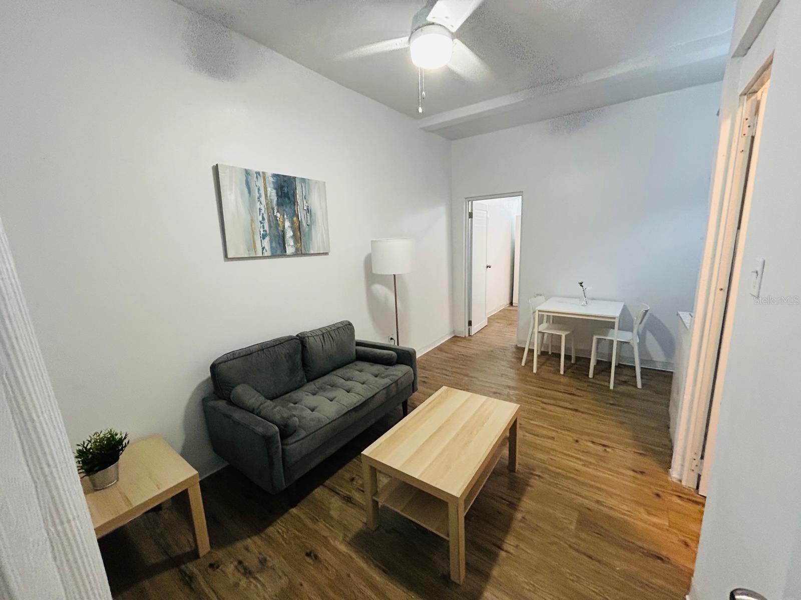2844 Av. Roosevelt Property Photo