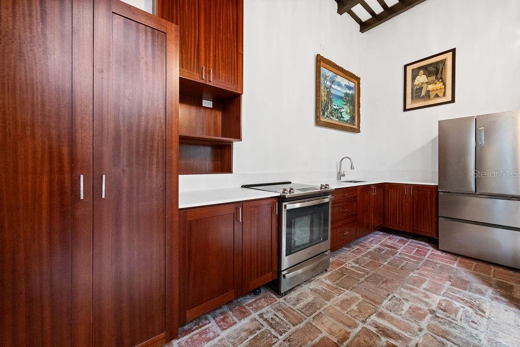 50 San Francisco St Property Photo 13