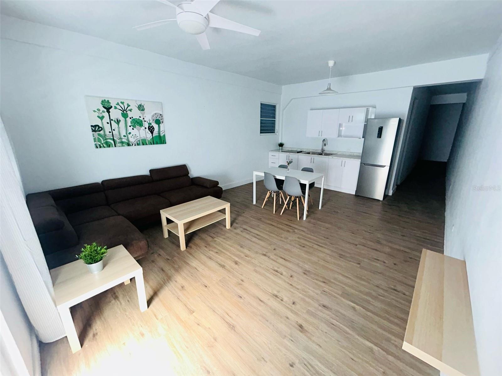 2844 Av. Roosevelt Property Photo