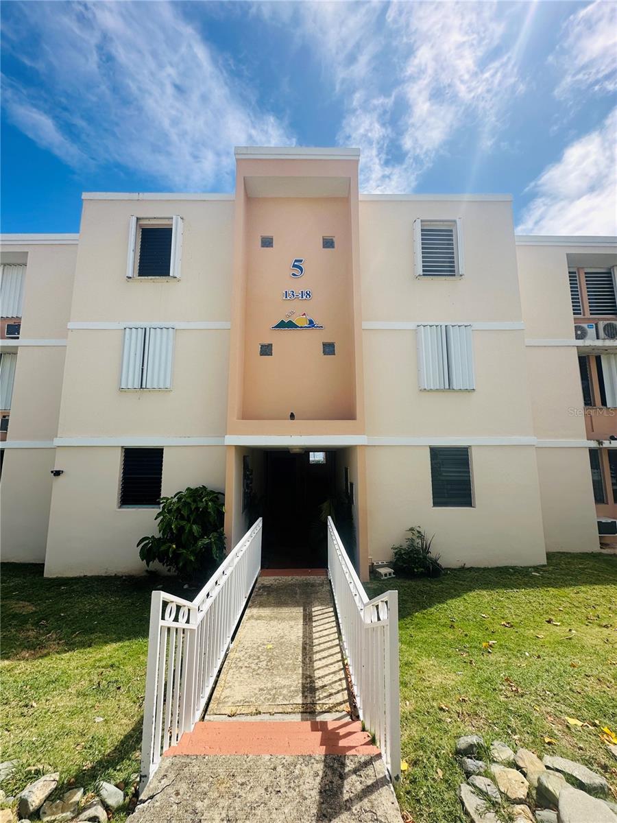 Cond. Vista Real Apart 513 #1 Property Photo