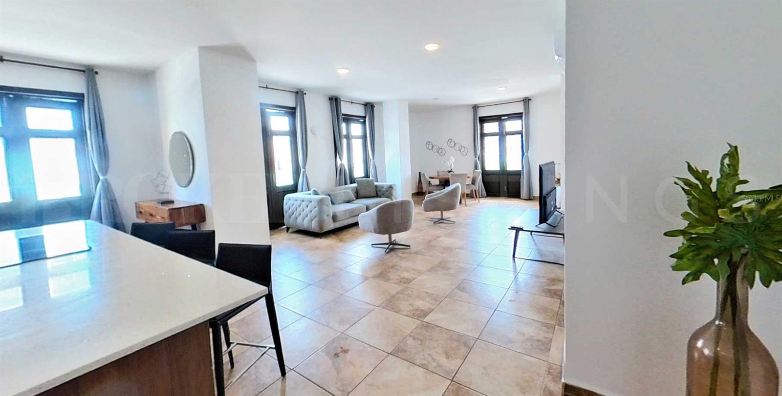 209 San Francisco St Property Photo 10