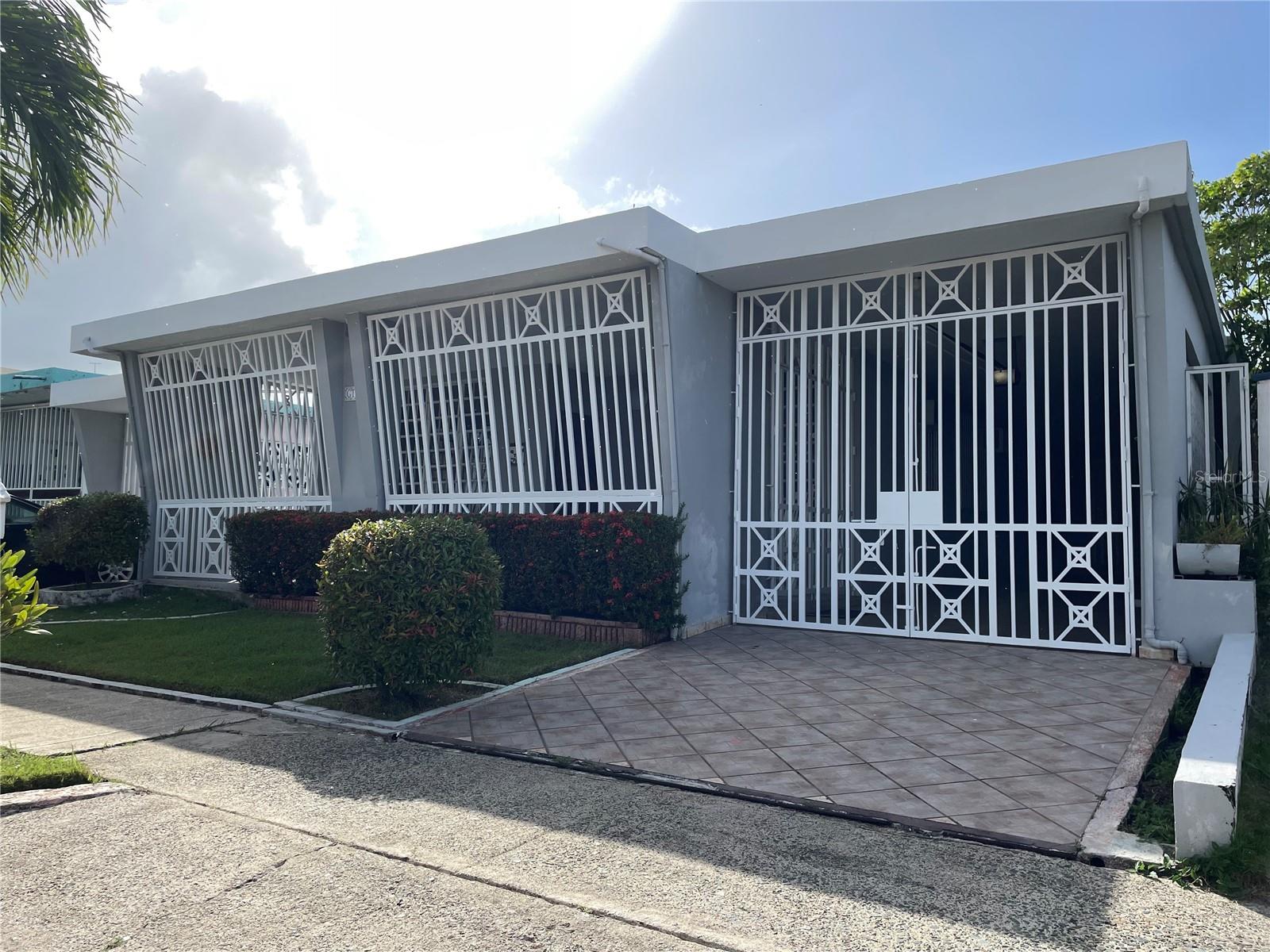 Calle 206 Country Club Property Photo 1