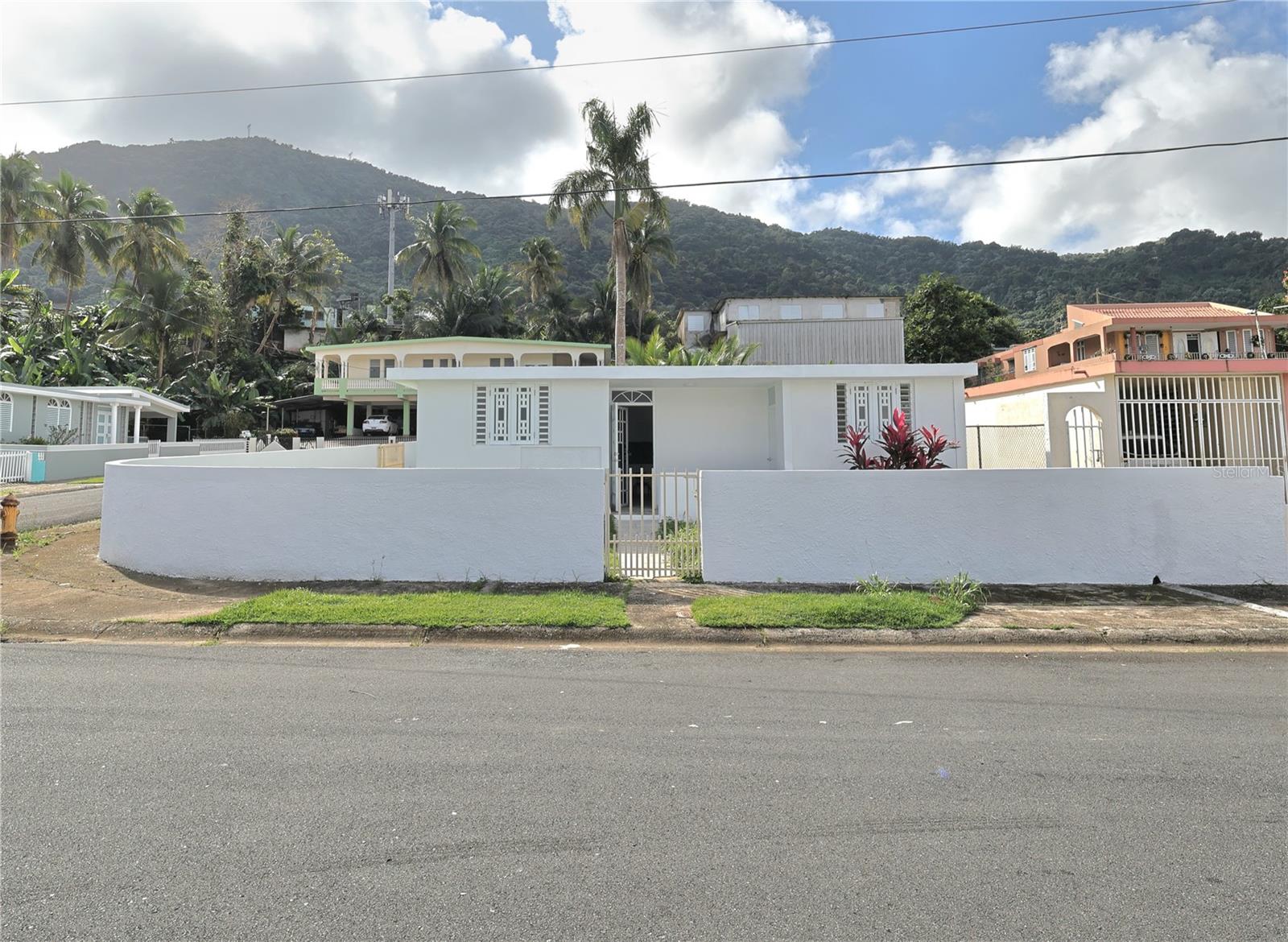 Calle 8 Urb. Santa Elena #92 Property Photo 1
