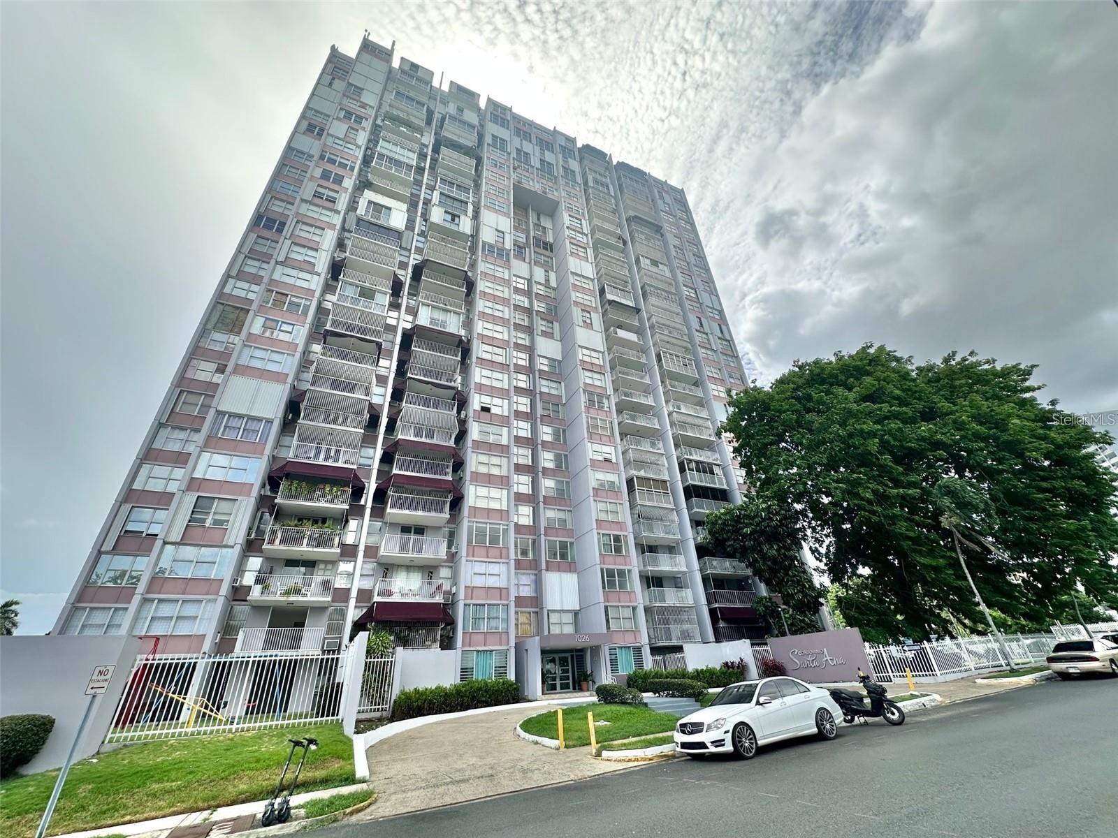 1026 Ave. Luis Vigoreaux #ph-sur Property Photo 1