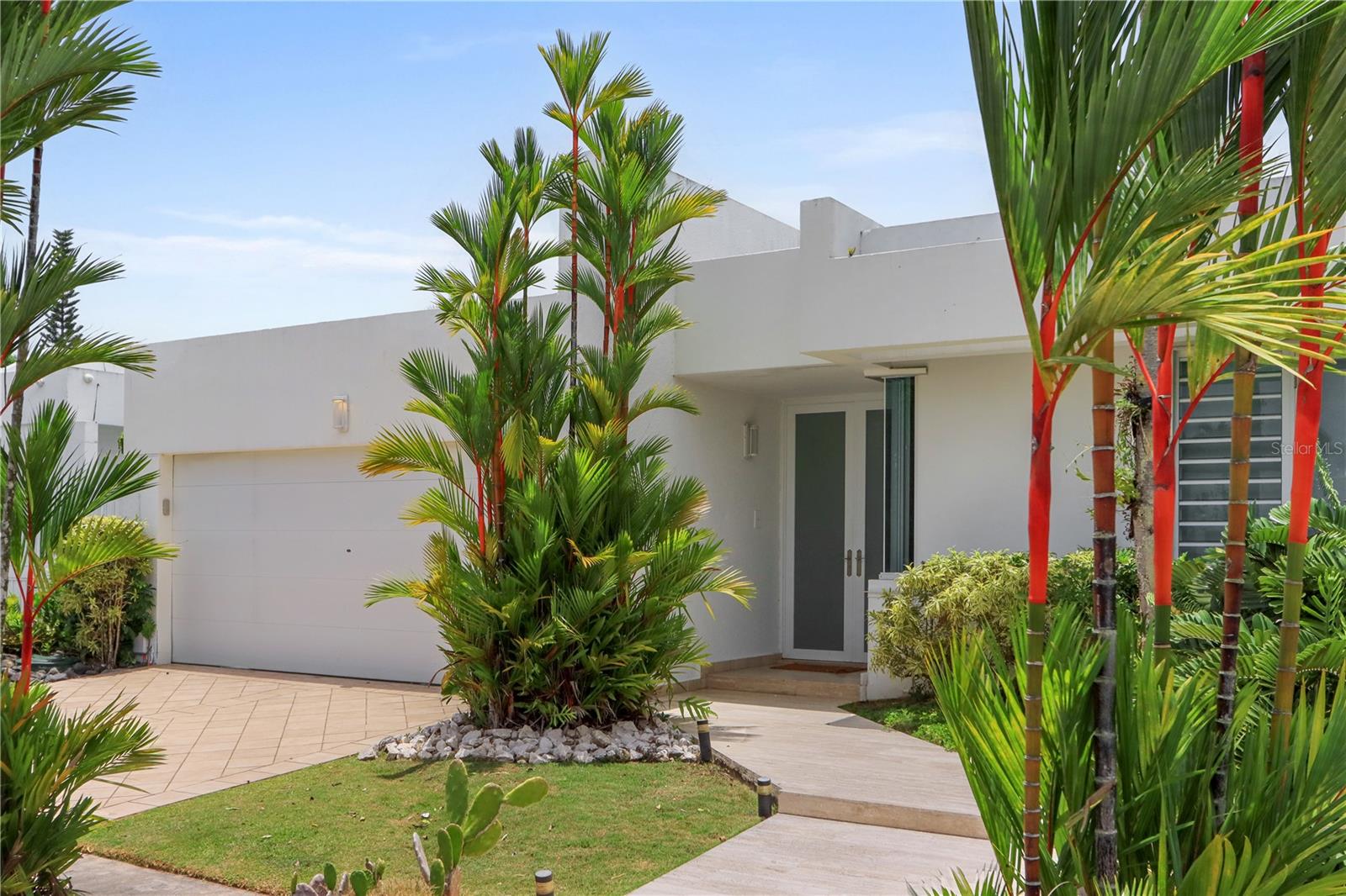384 Parque Del Oriente Property Photo 1