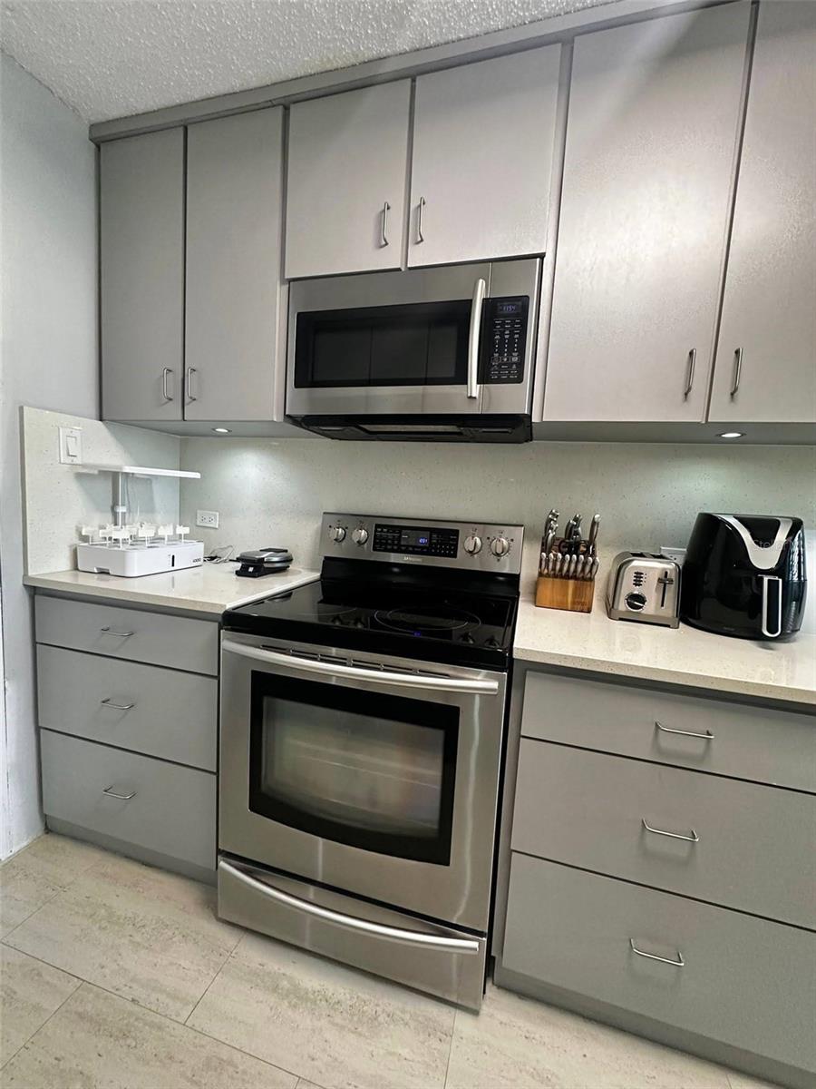 1261 Luis Vigoreaux Ave #18d Property Photo 8