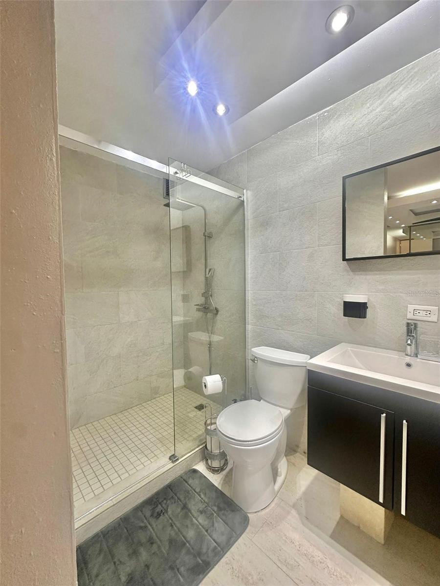 1261 Luis Vigoreaux Ave #18d Property Photo 10