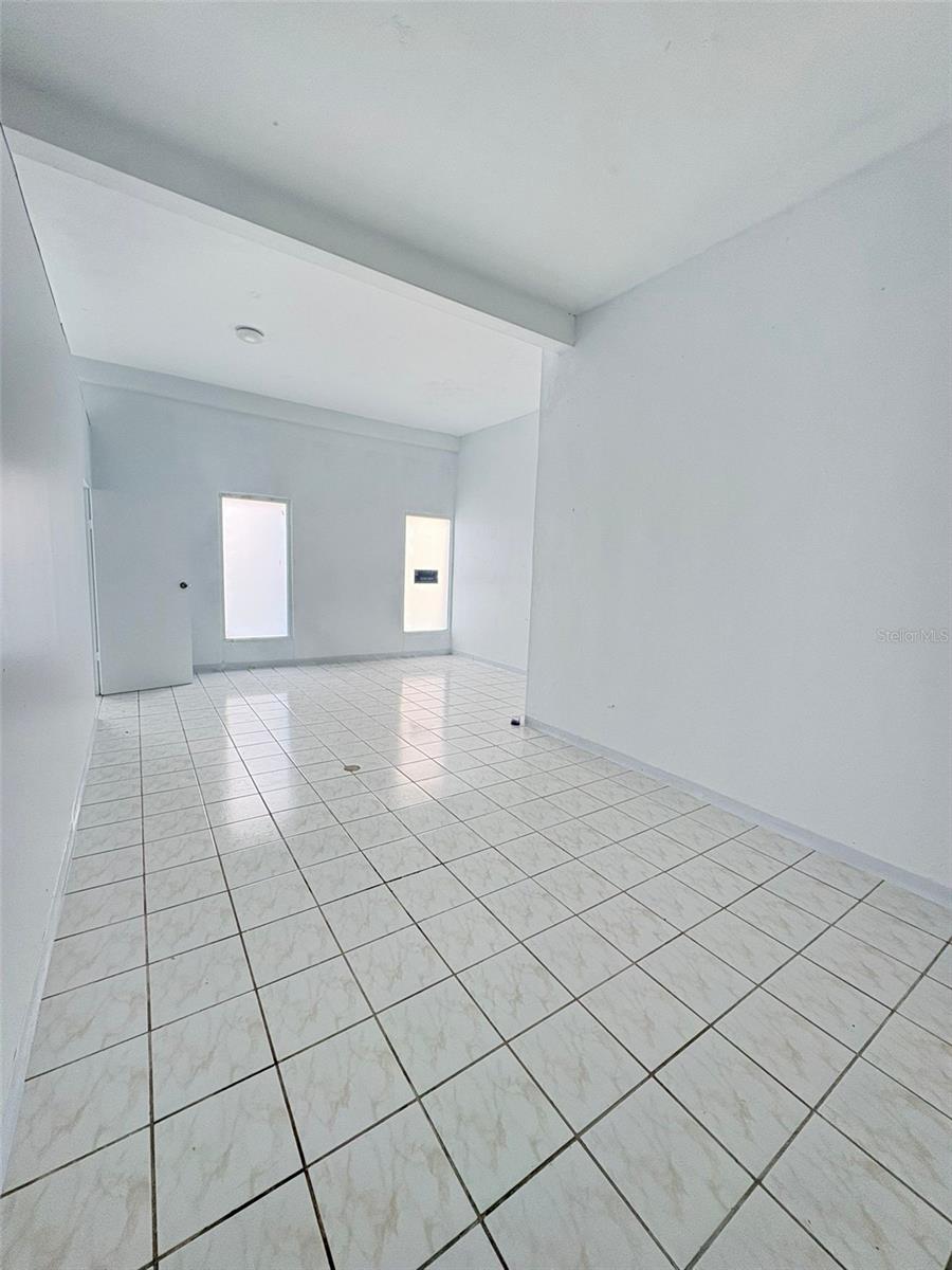 2844 Av Roosevelt Property Photo 5