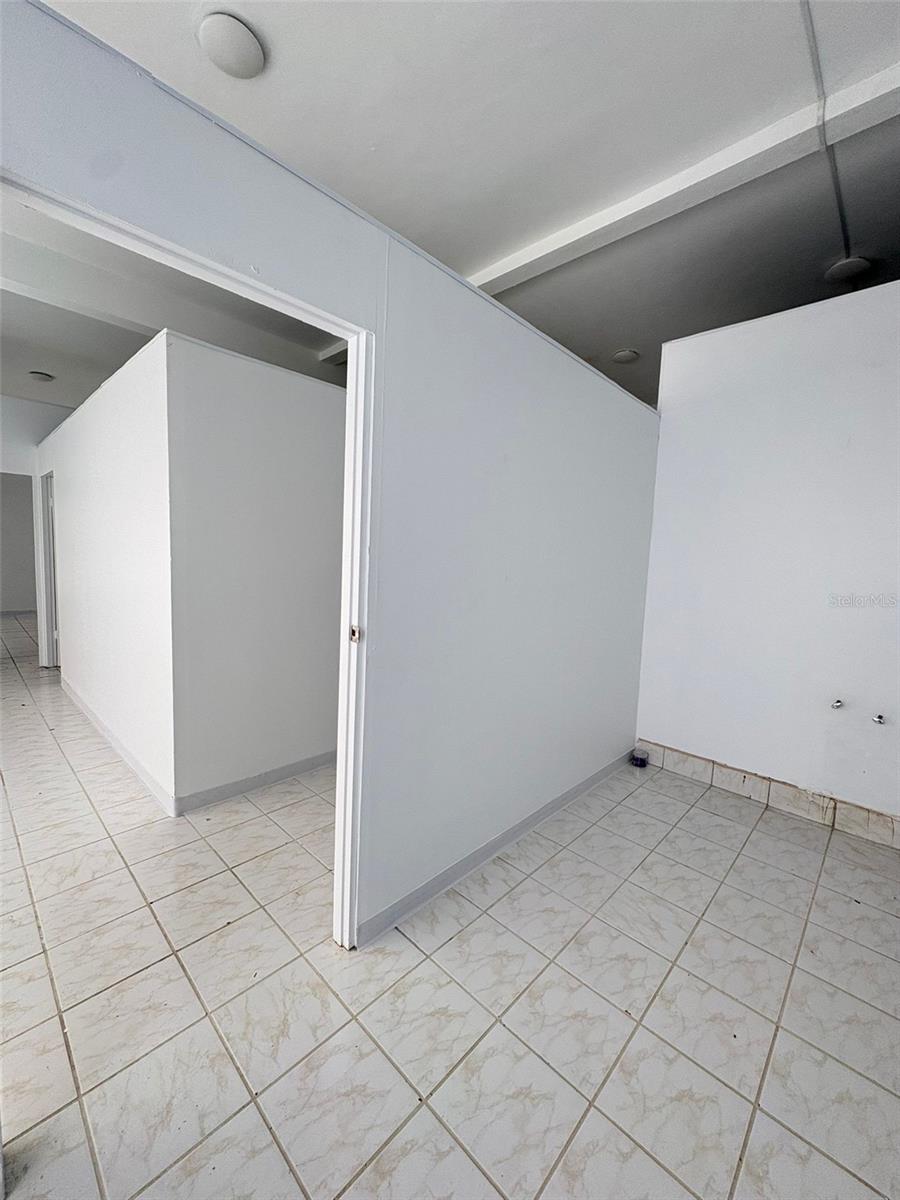 2844 Av Roosevelt Property Photo 6