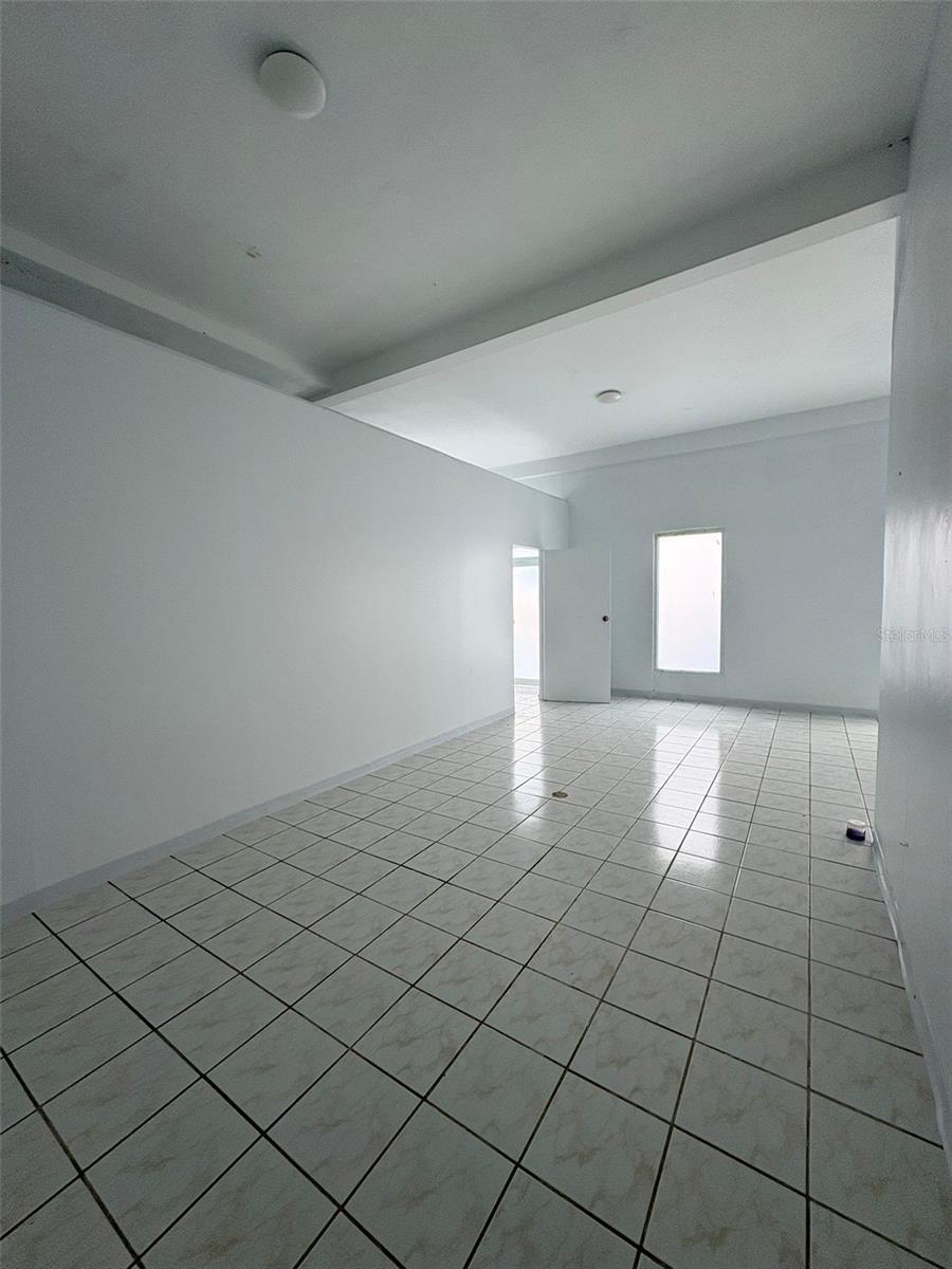 2844 Av Roosevelt Property Photo 8