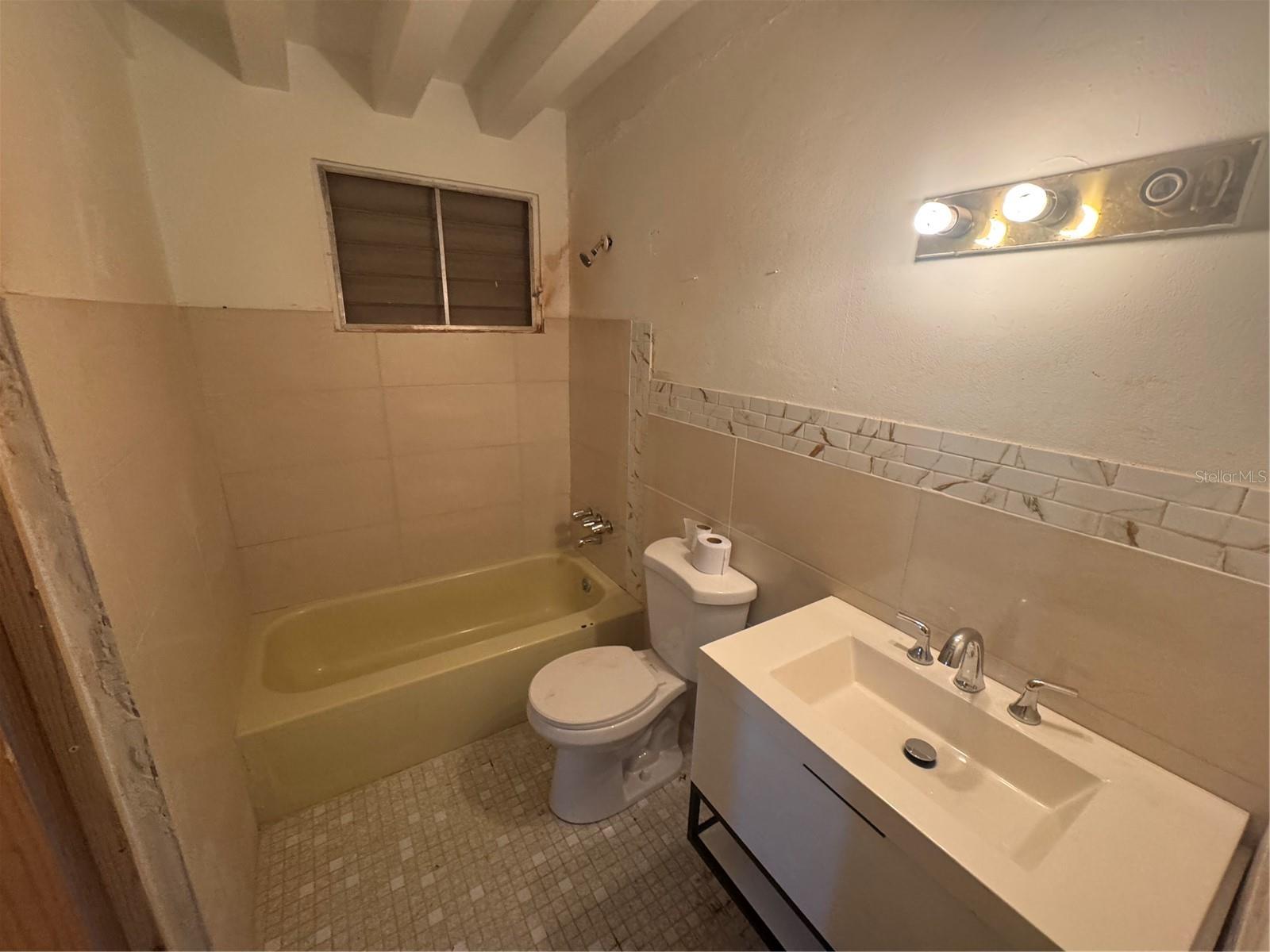 V-4 Calle 1 Reparto Valencia Property Photo 11