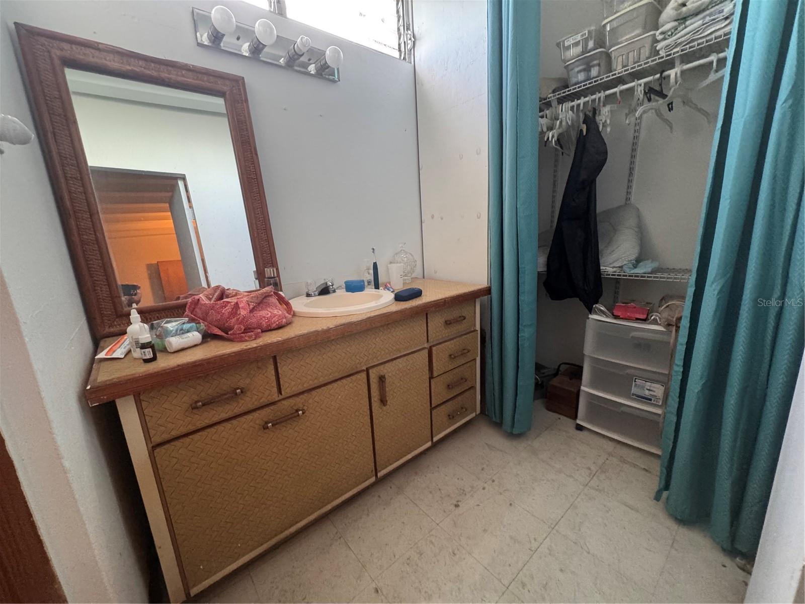 V-4 Calle 1 Reparto Valencia Property Photo 12