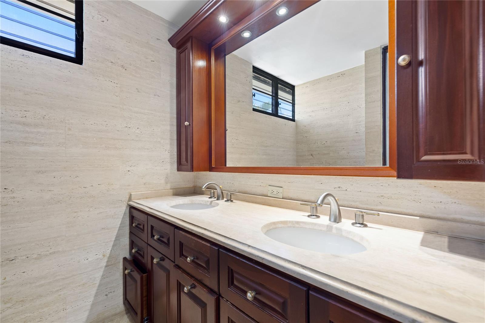 69 Roble Property Photo 9