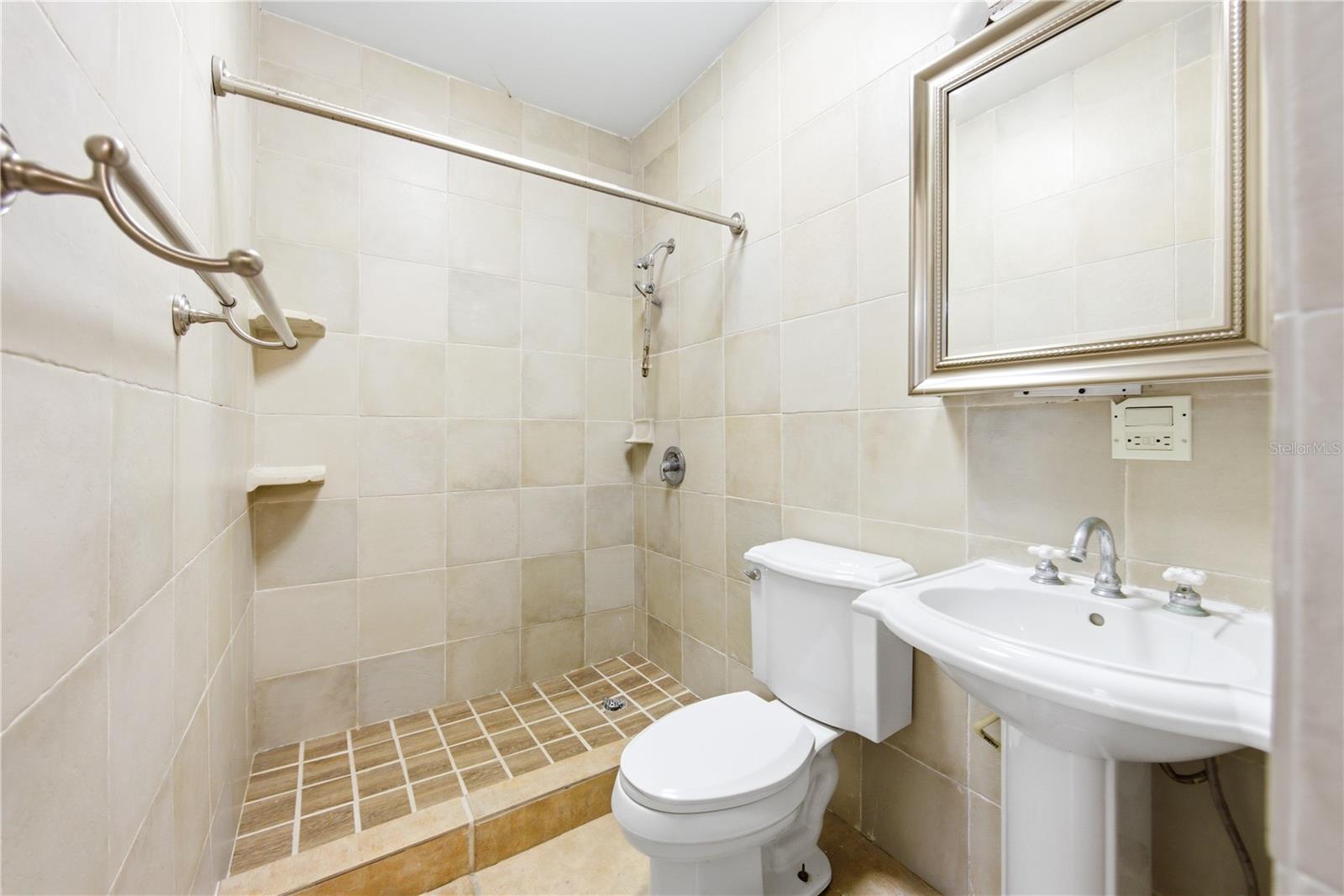 7 Vanda Property Photo 40